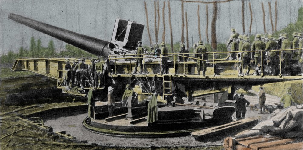 Often confused with the Big Bertha cannon, the Paris cannon (Wilhelmgeschütz) is the most mysterious of the German guns of the First World War. Calibre 210 mm; flight length 36 m; range 126 km; total weight 750 T; projectile weight 105 Kg at 1600 m/sec. 19 by German School