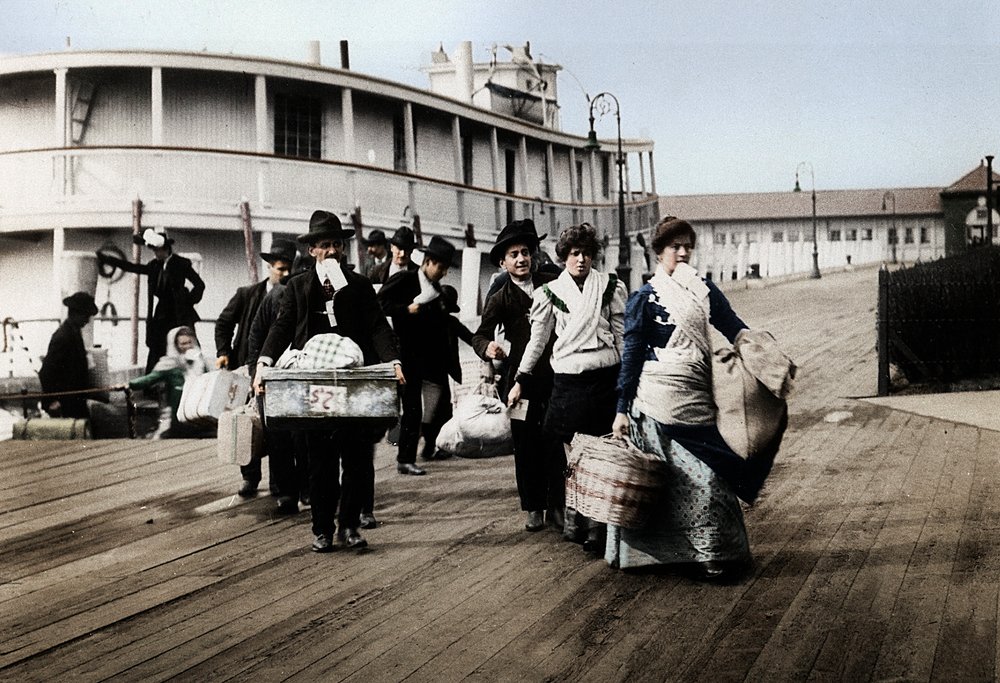 Immigrants to the USA landing at Ellis Island, New York, c. 1900 by Unbekannt