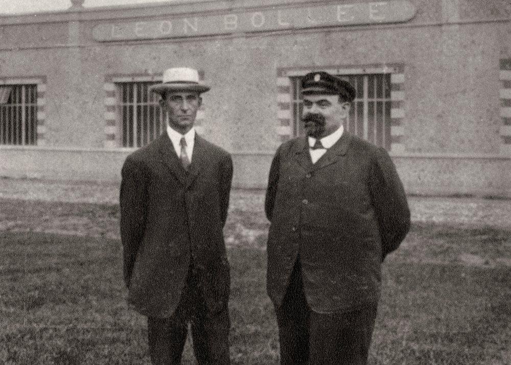 Wilbur Wright, American aviator, and Leon Bollee, French inventor and car manufacturer, 1908 by Unbekannt