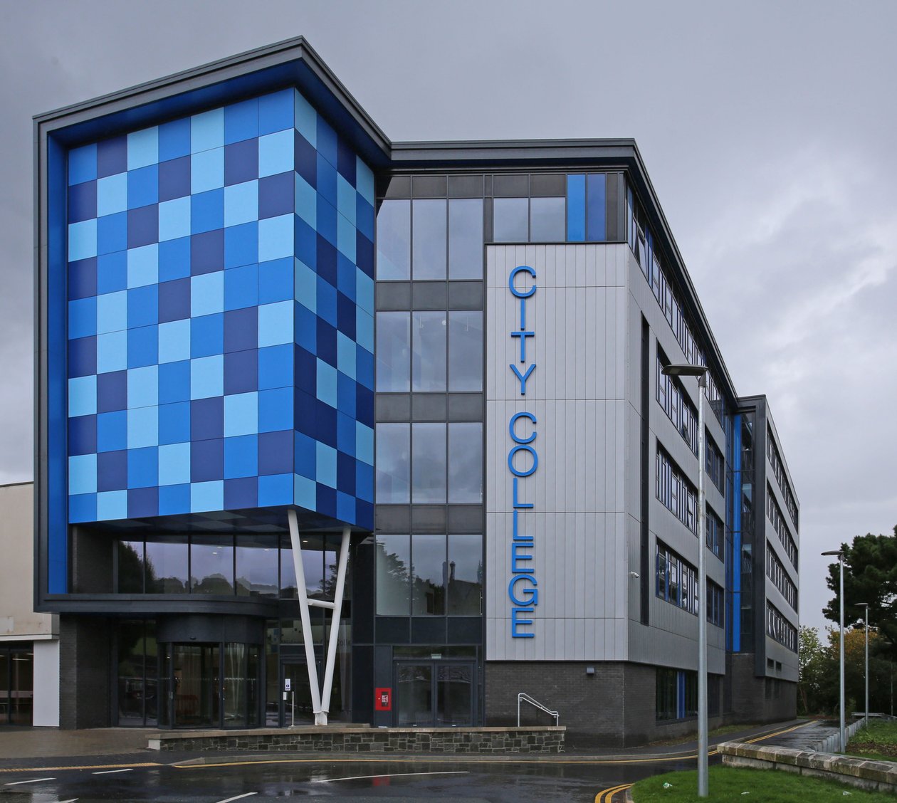 Plymouth City College STEM Centre from Kings Road by Unbekannt Unbekannt