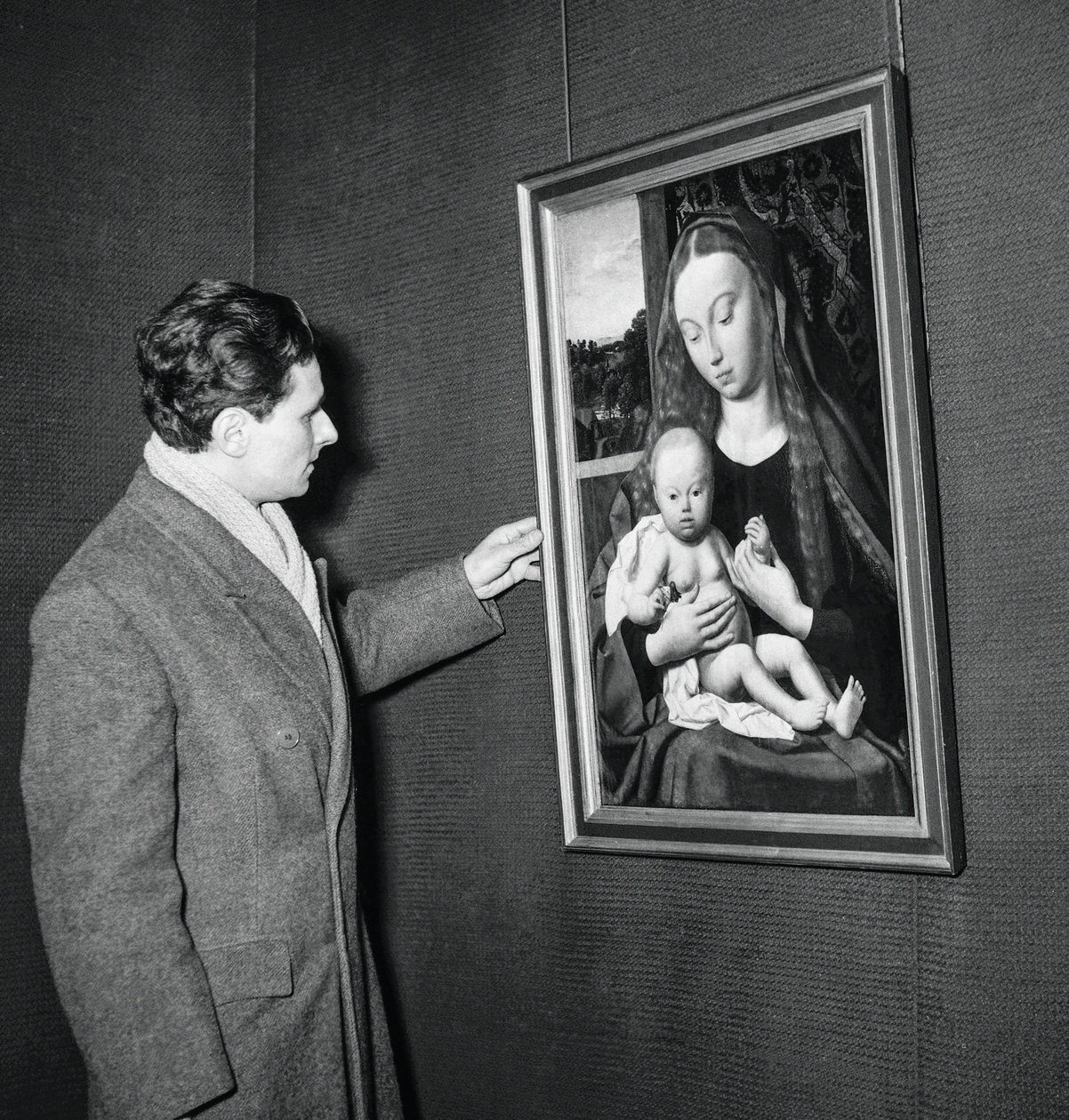 Exhibition of masterpieces from Berlin museums at the Petit Palais, Paris, January 31, 1951: here the canvas The Virgin and Child by Gerard de Saint-Jean by Unknown