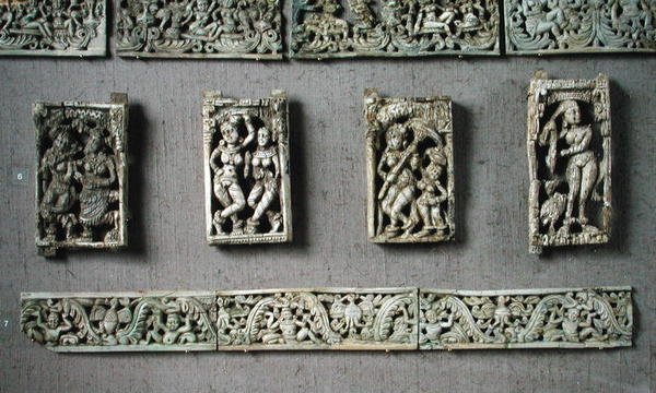 Four plaques depicting feminine figures and two decorative bands, from Begram by Afghan School