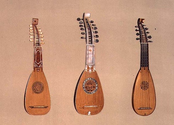 A pandurina from 1734 and two Milanese mandolins from 1775 and 1739, from 