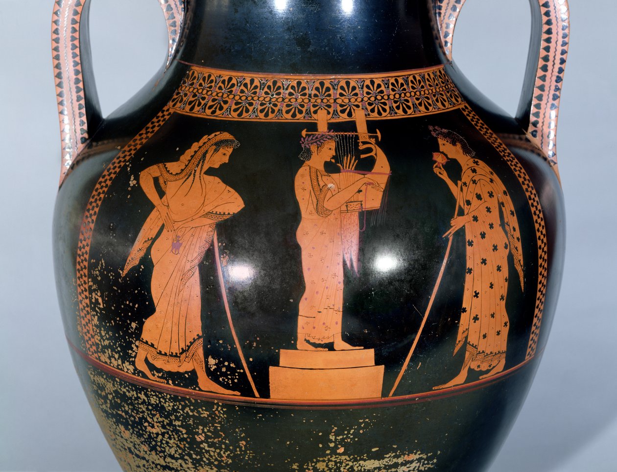 Attic red-figure amphora depicting a citharede performing in