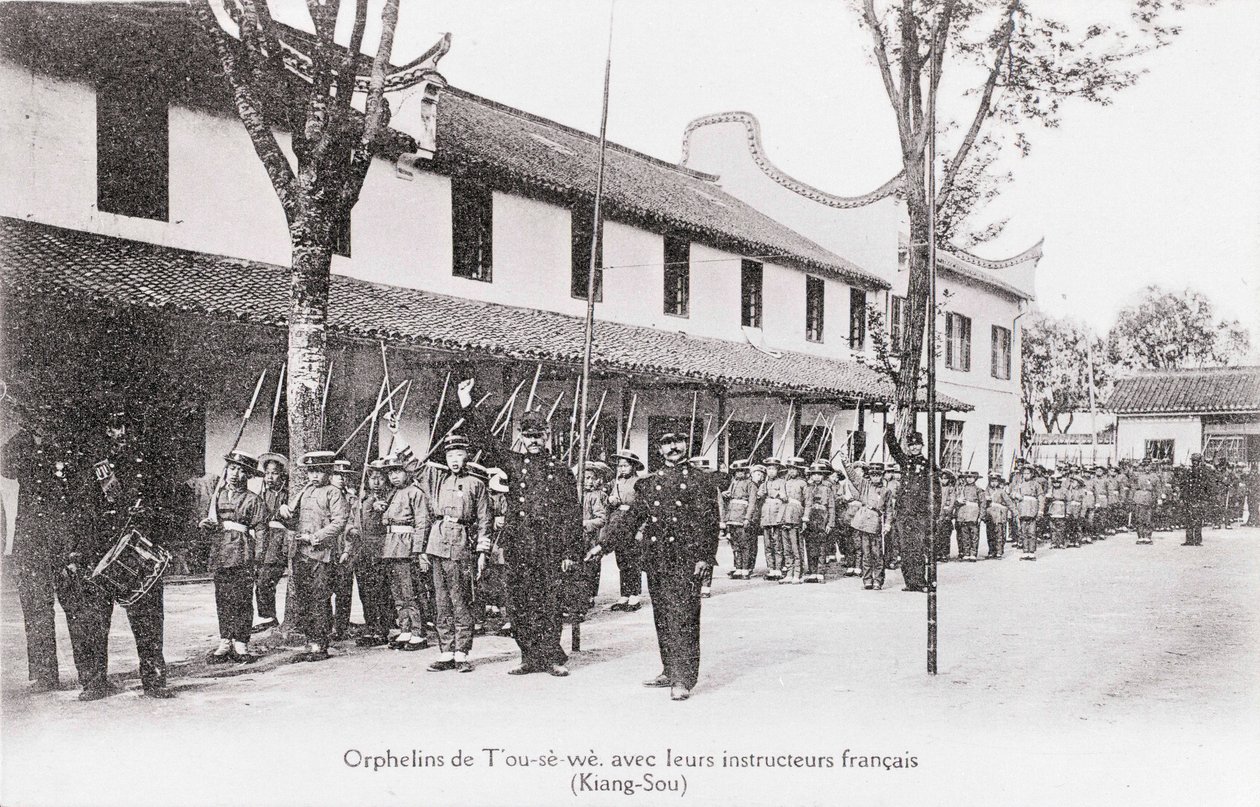 Chinese orphans with their French instructors in Kiang Sou Region. Photograph of the beginning of the 20th century - Private collection by Anonymous Anonymous