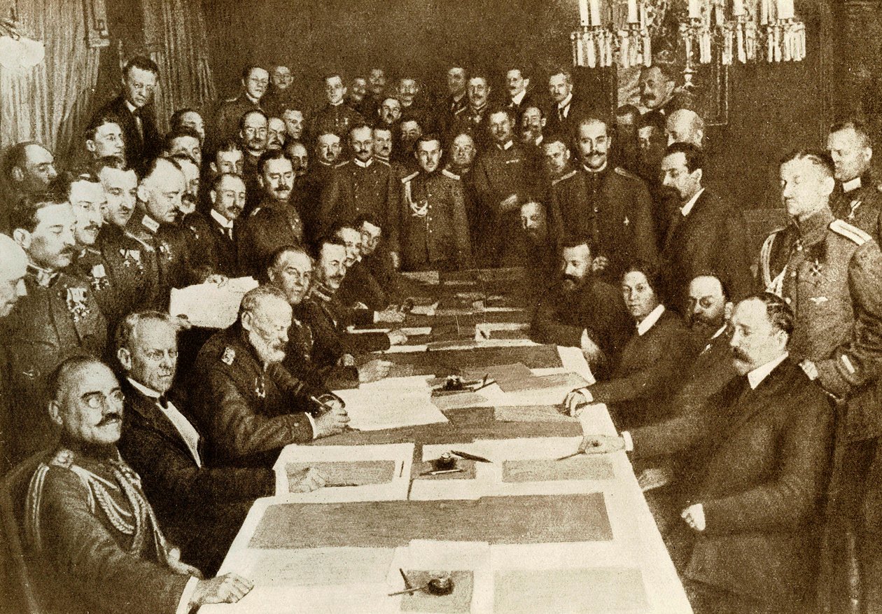 First World War: signing of the Peace Treaty of Brest Litovsk (Brest-Litovsk) on 03/03/1917 between the Germans and Russians. The Bolshevik Empire has different territories to Germany. Representatives of central empires (or Triple Alliance, Germany, Austri by Anonymous Anonymous