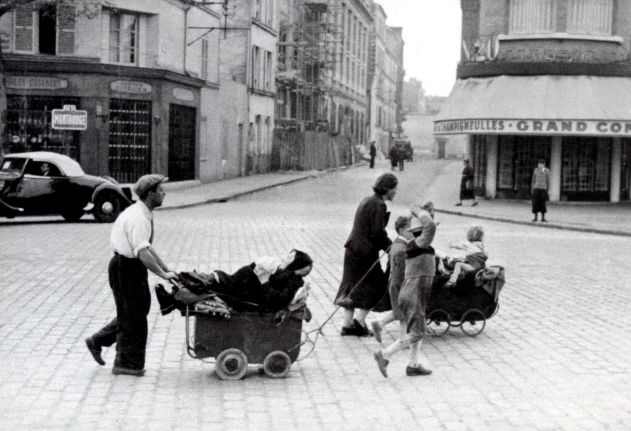 France June 1940: Exodus of the population at the Porte d