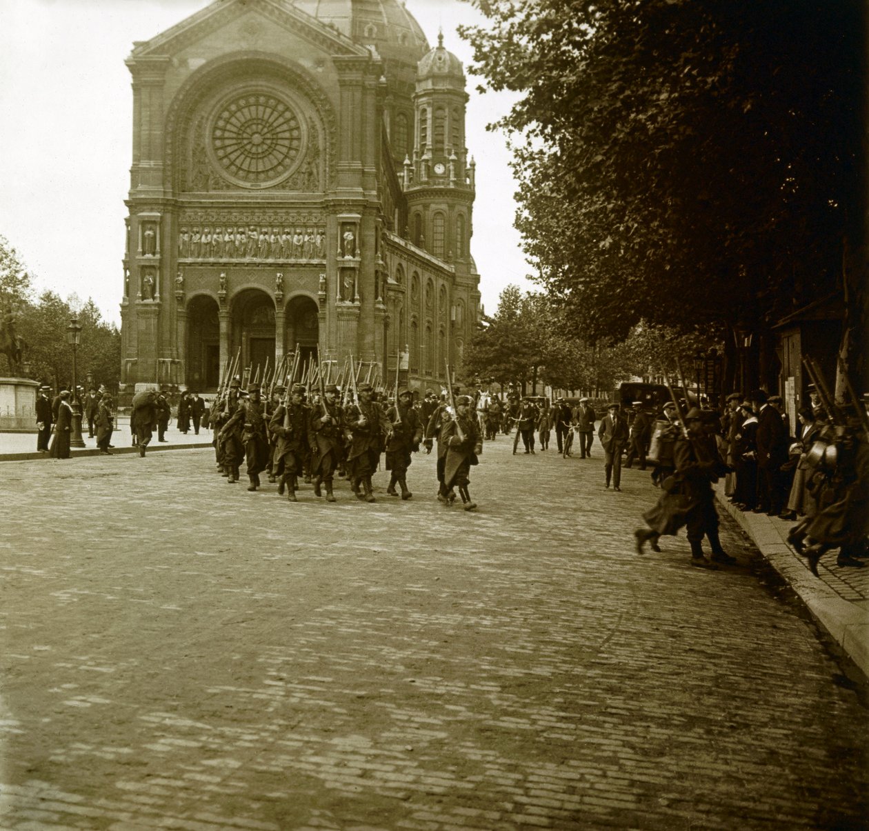 First World War: Stereoscopic glass plate - In Paris, after mobilization, young recruits leave for the front - Private collection by Anonymous Anonymous
