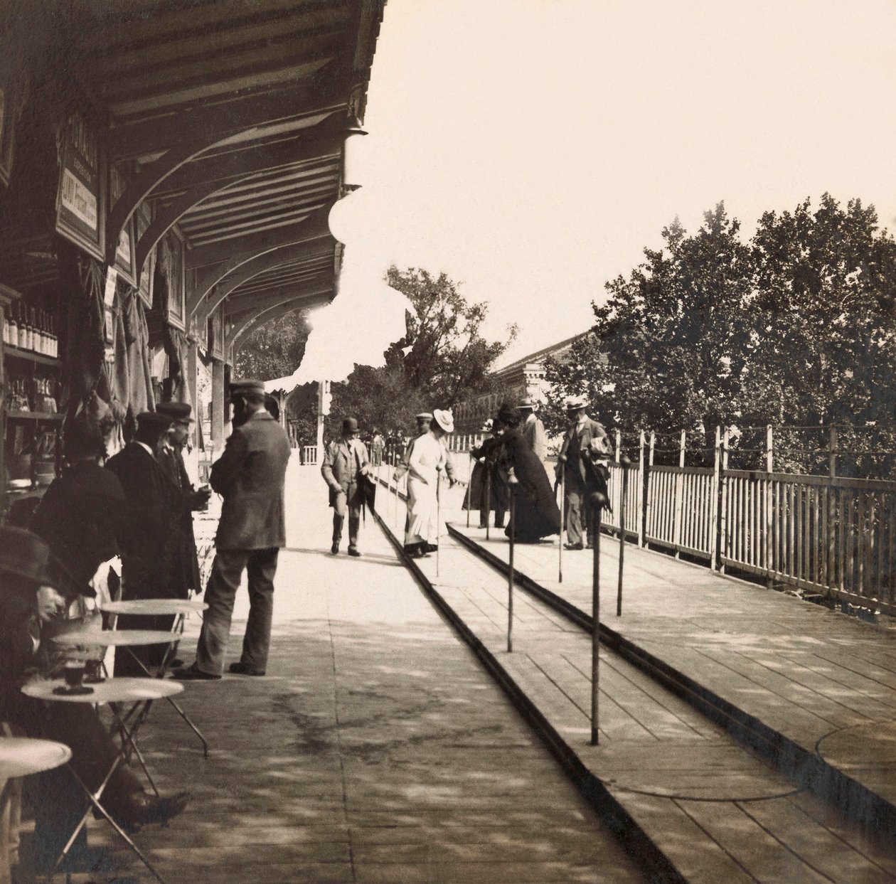 Universal Exposition of 1900 in Paris: The rolling sidewalk by Anonymous Anonymous