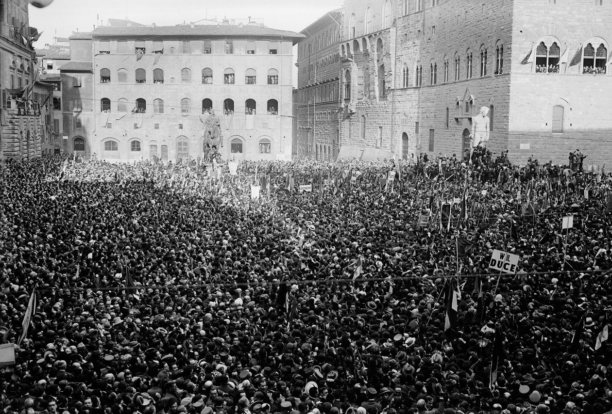 Crowd gathered in Piazza Signoria on the occasion of Hitler and Mussolini