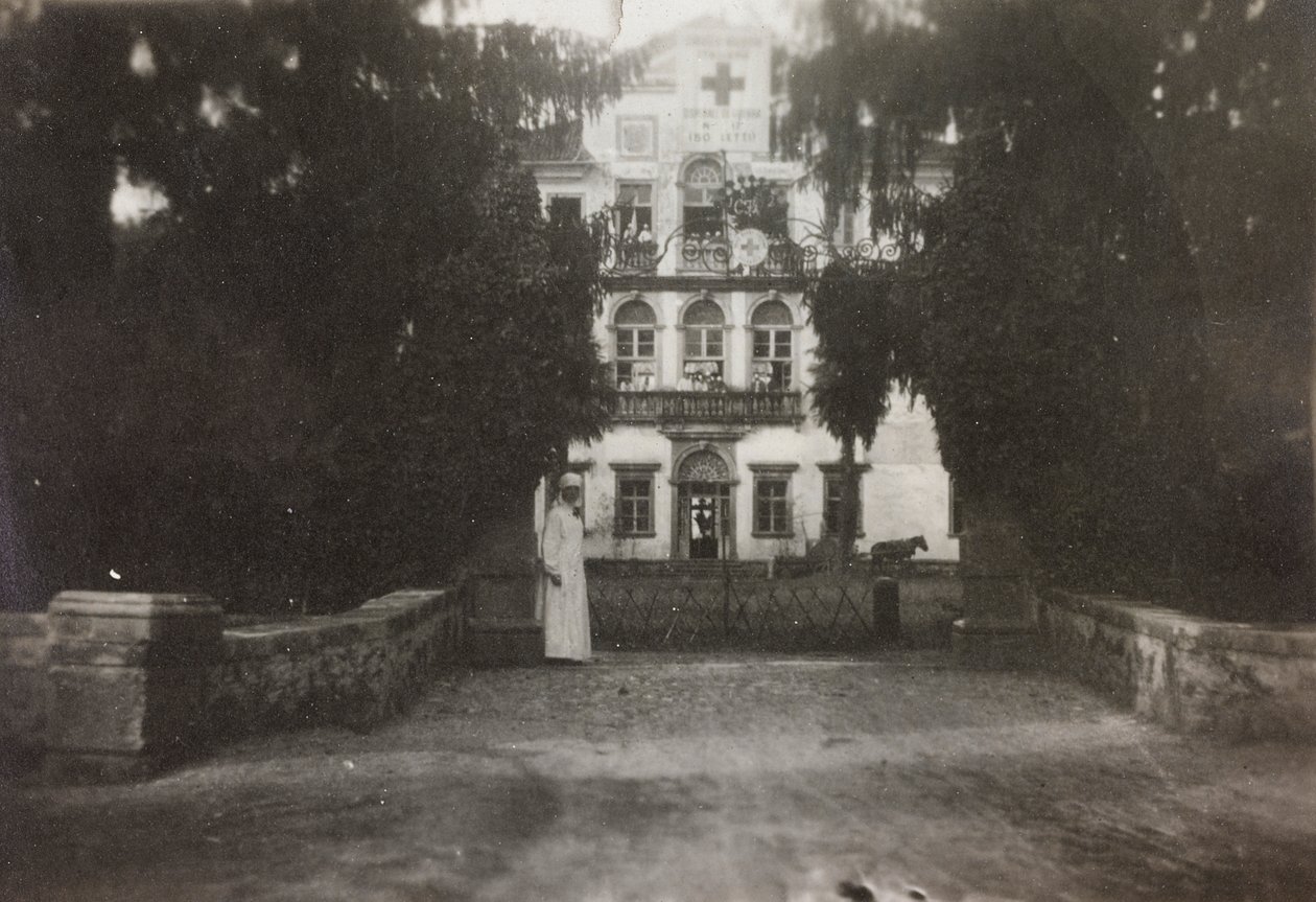 Album of the First World War in Friuli-Venezia Giulia: Villa Brazza, home to 17 of the Hospital of war in Soleschiano Manzano, photo taken from the church tower, 05/1916 by Bourbon Del Monte