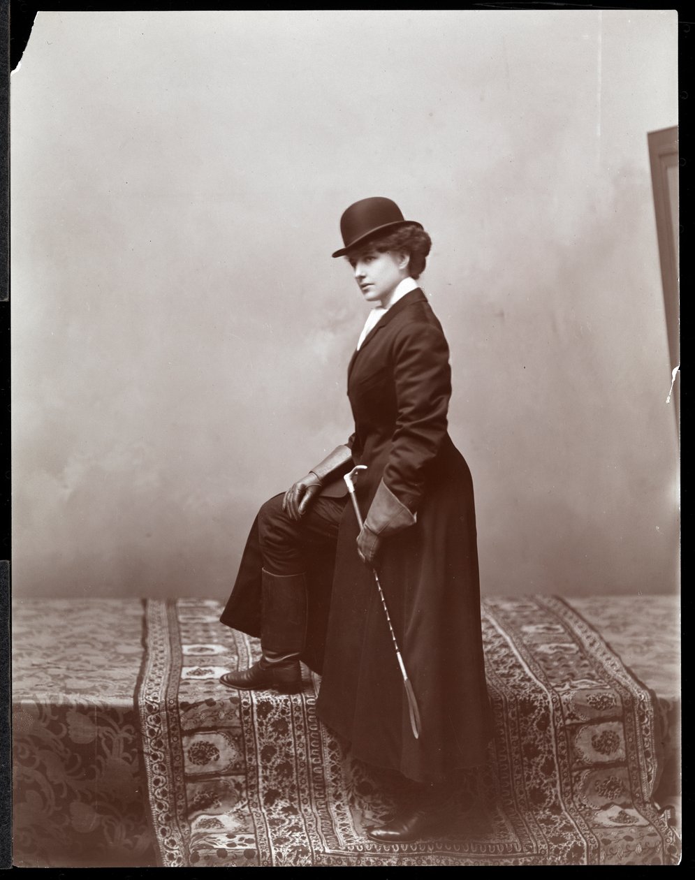 A female model posing in the studio of illustrator Malcolm Strauss, c.1895 by Byron Company