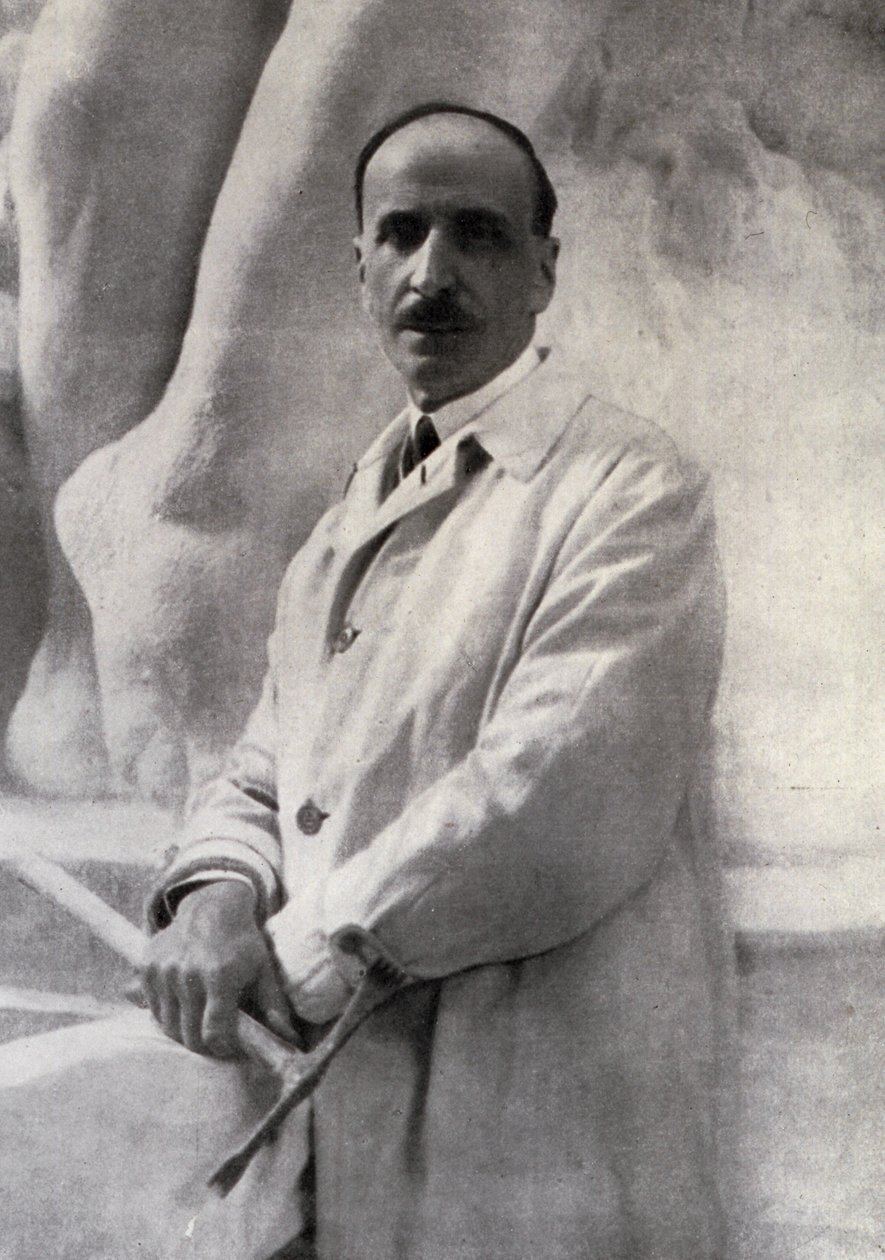 Three-quarter-length portrait of the sculptor Edoardo Rubino with marteline in hand. In the background a sculpture can be made out by Carlo Gherlone