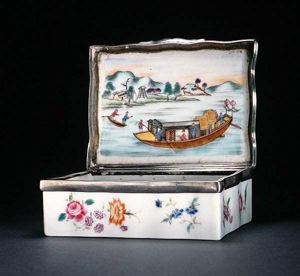 A Mughal Snuff Box, Qianlong Period (1736-95) c.1760 by Chinese School