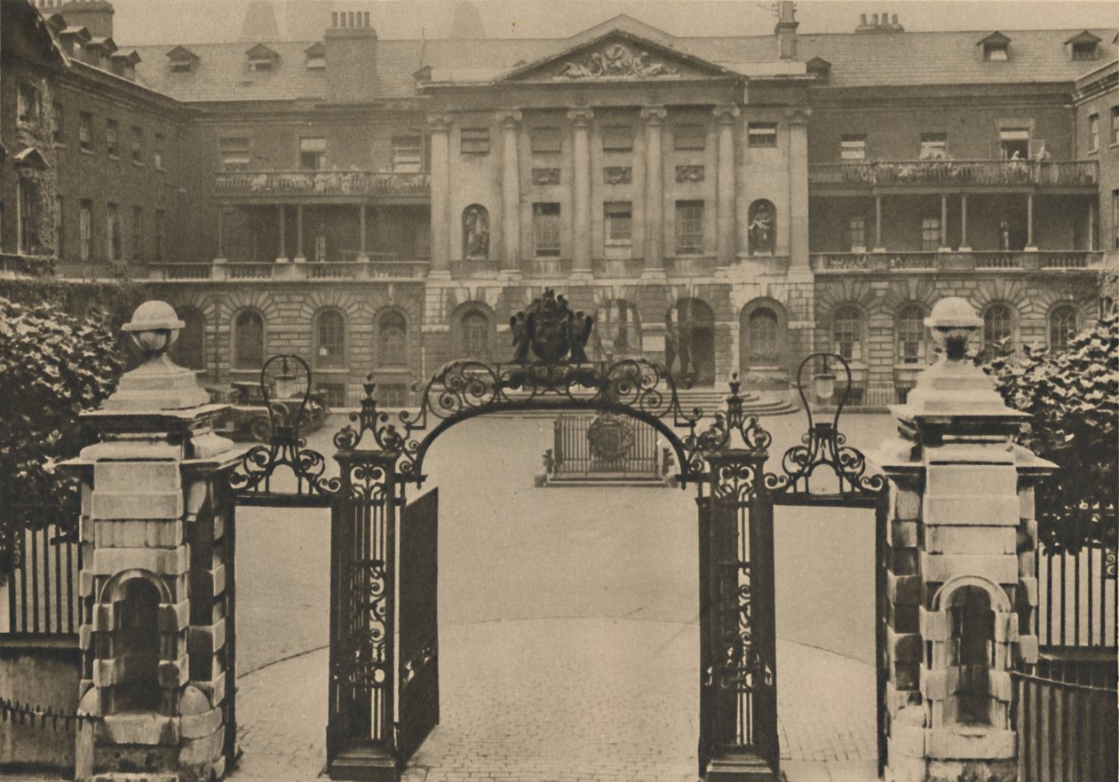 Entrance to Guys Hospital with the Founder