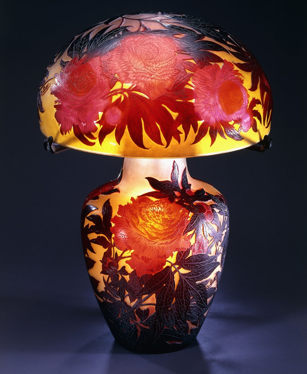 A double overlaid and etched glass table lamp