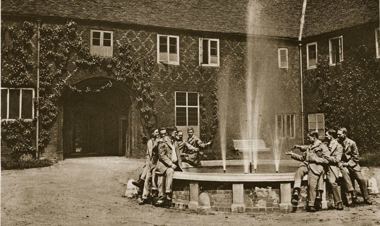 In Fulham Palace courtyard, 1914-19 by English Photographer