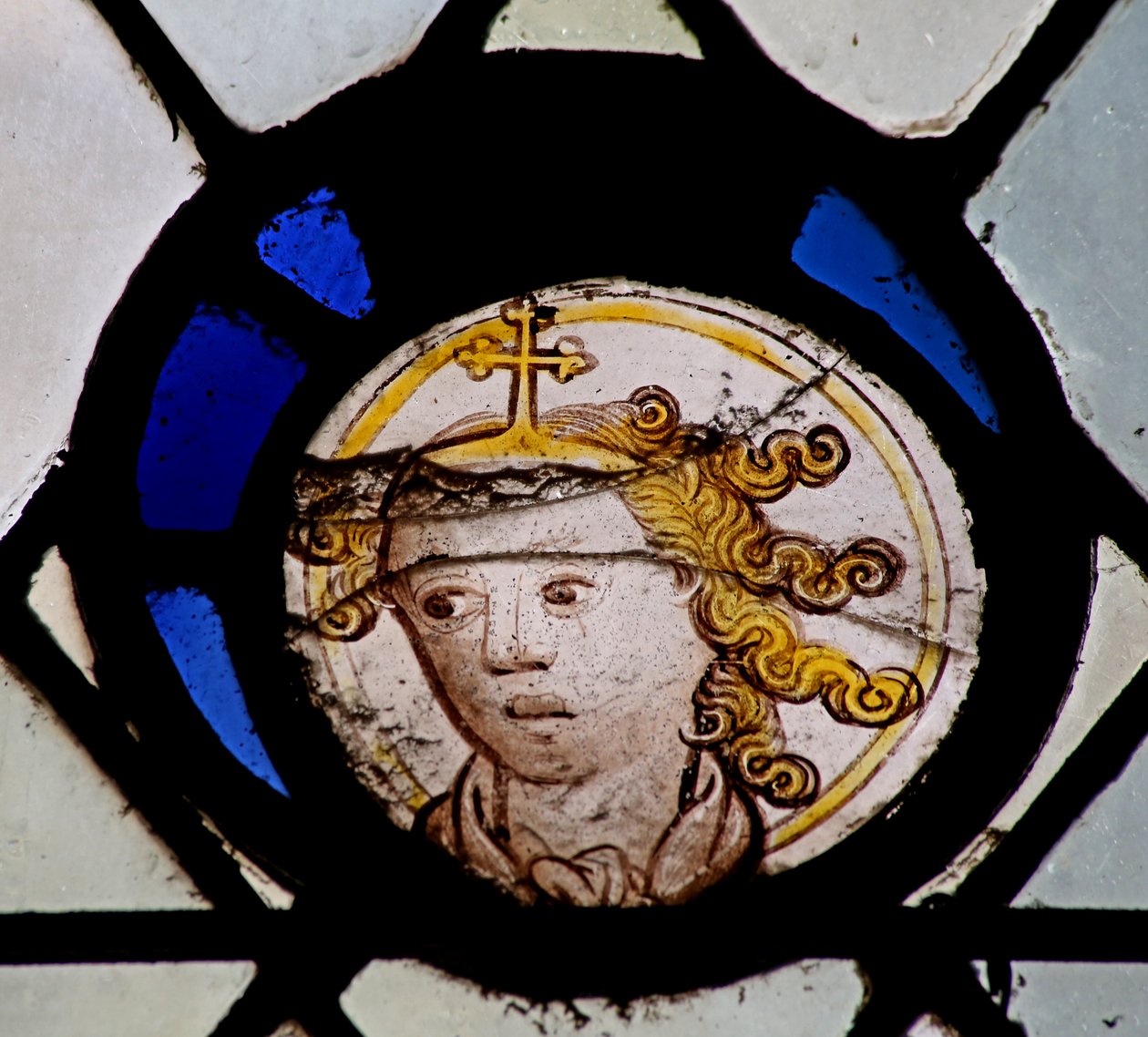 Window s6 depicting a reset head fragment by English School