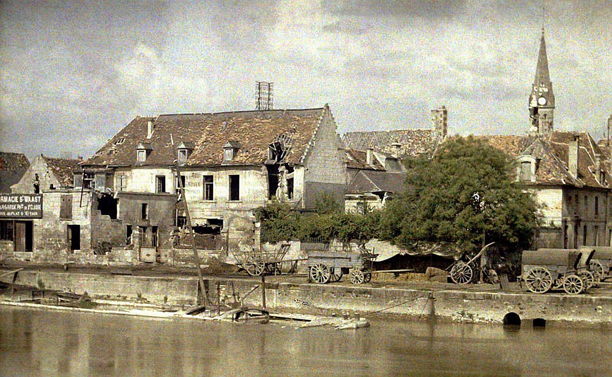 Carts along the bank of the Aisne, church of Saint-Waast in the background, Soissons, 1917 by Fernand Cuville