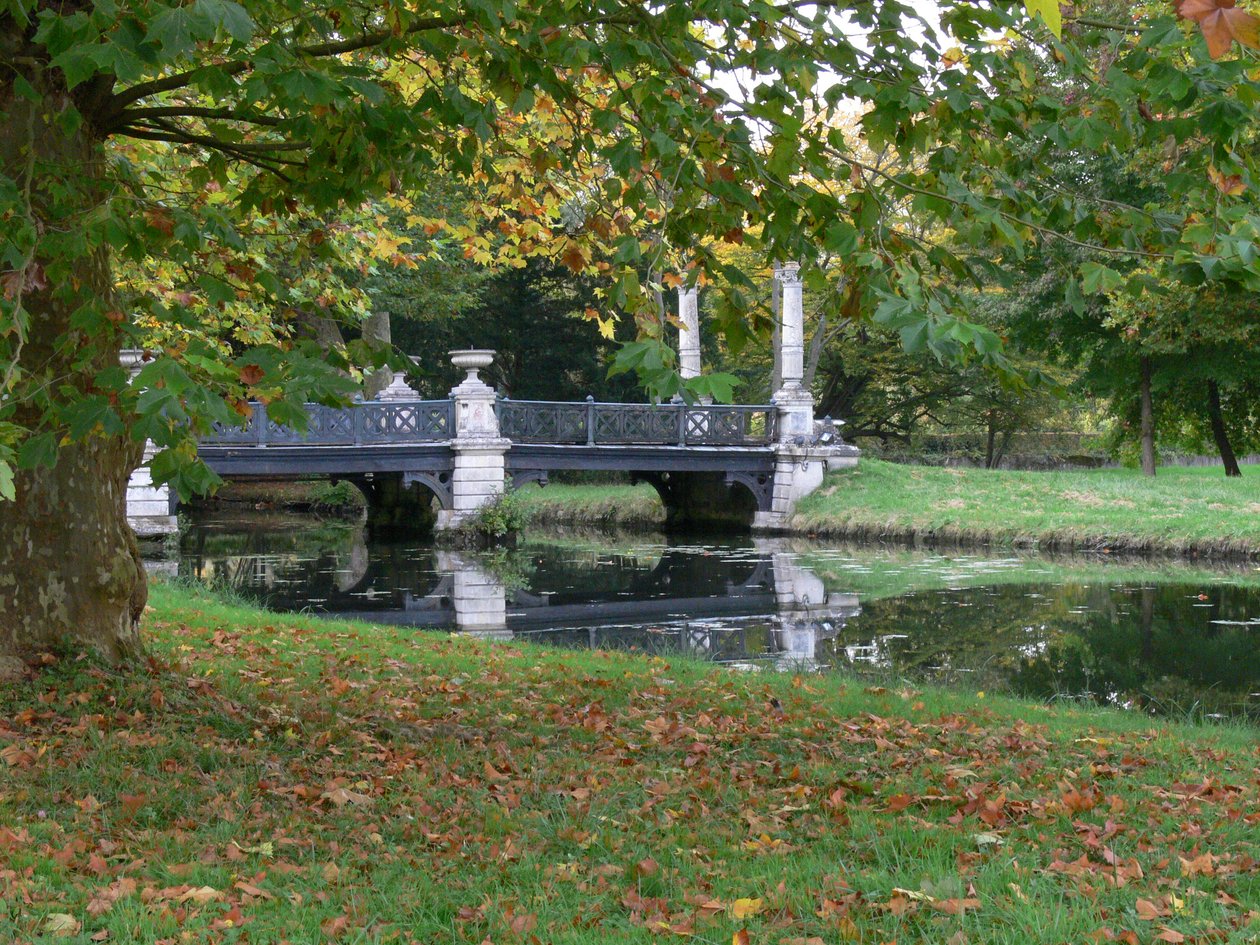 A view of the English Gardens bridge, Le Pont des Grandes Hommes by French School
