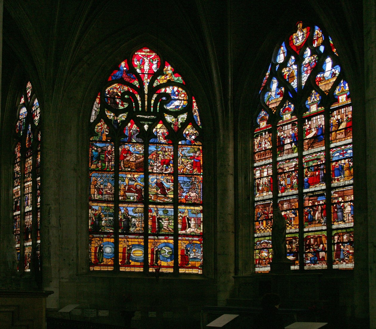 Window depicting the east window (right) and the Creation window in the center by French School