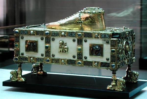 Portable altar of St. Andrew, also known as the Egbert Shrine, made by the workshop of goldsmiths patronised by Archbishop Egbert of Trier c.980-990 by German School