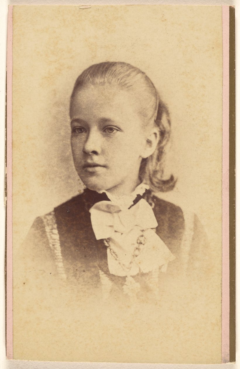 Unidentified Young Girl, Vignette Style by Hastings and White and Fisher