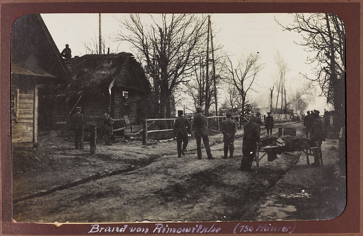 First World War: Ukraine in the years 1914-1916 during the invasion of the German army. Military with a wounded (b/w photo) by Heldenfriedhof Dsessentniki (attr. to)