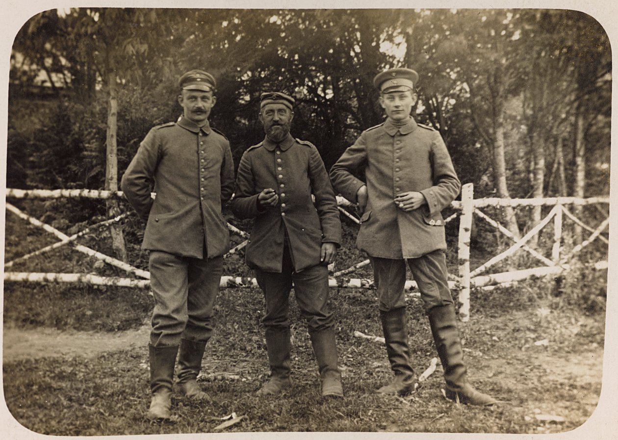 First World War: Ukraine in the years 1914-1916 during the invasion of the German army. Group of soldiers (b/w photo) by Heldenfriedhof Dsessentniki (attr. to)