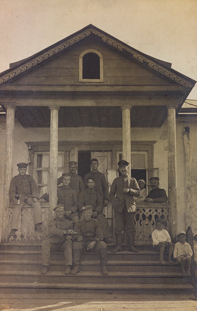 First World War: Ukraine in the years 1914-1916 during the invasion of the German army. Group of soldiers on the front steps of a house (b/w photo) by Heldenfriedhof Dsessentniki (attr. to)