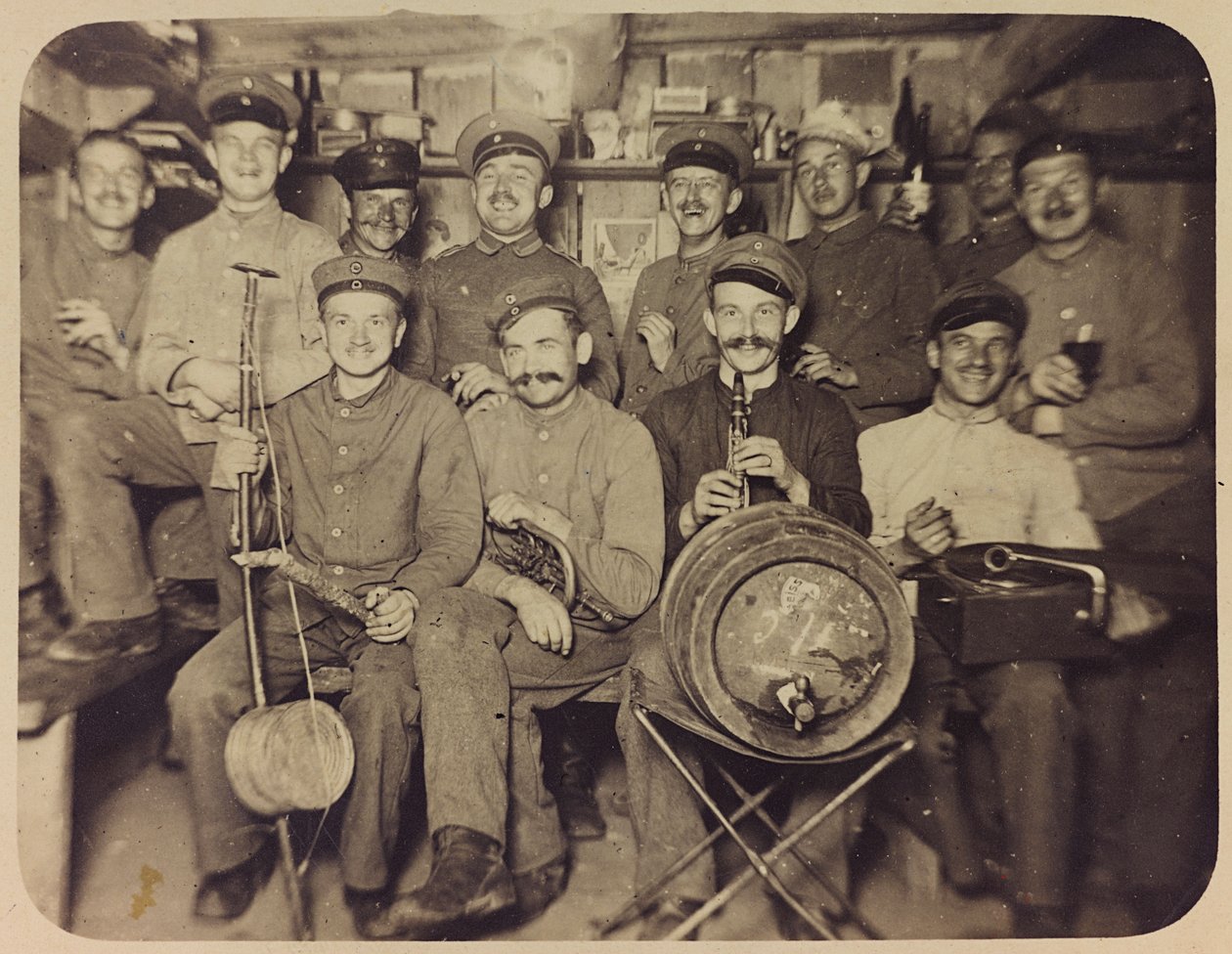 First World War: the Ukraine in the years 1914-1916 during the invasion of the German army. Group of soldiers during a time of rest by Heldenfriedhof Dsessentniki (attr. to)