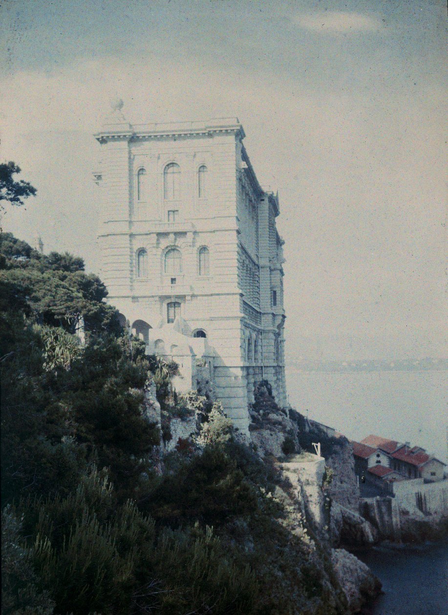 Elegant fortified building on the Gulf of Monaco by Henri Chouanard