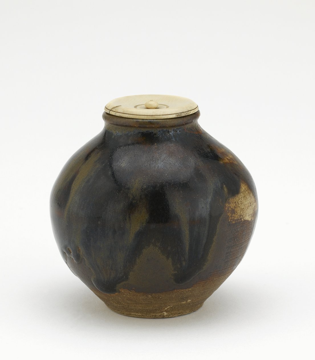 Tea caddy, bunrin shape, Edo period by Japanese School