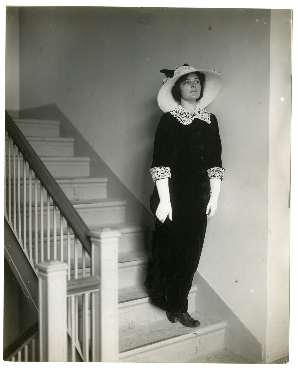 Right way coming down stairs, c.1905-18 by Jessie Tarbox Beals