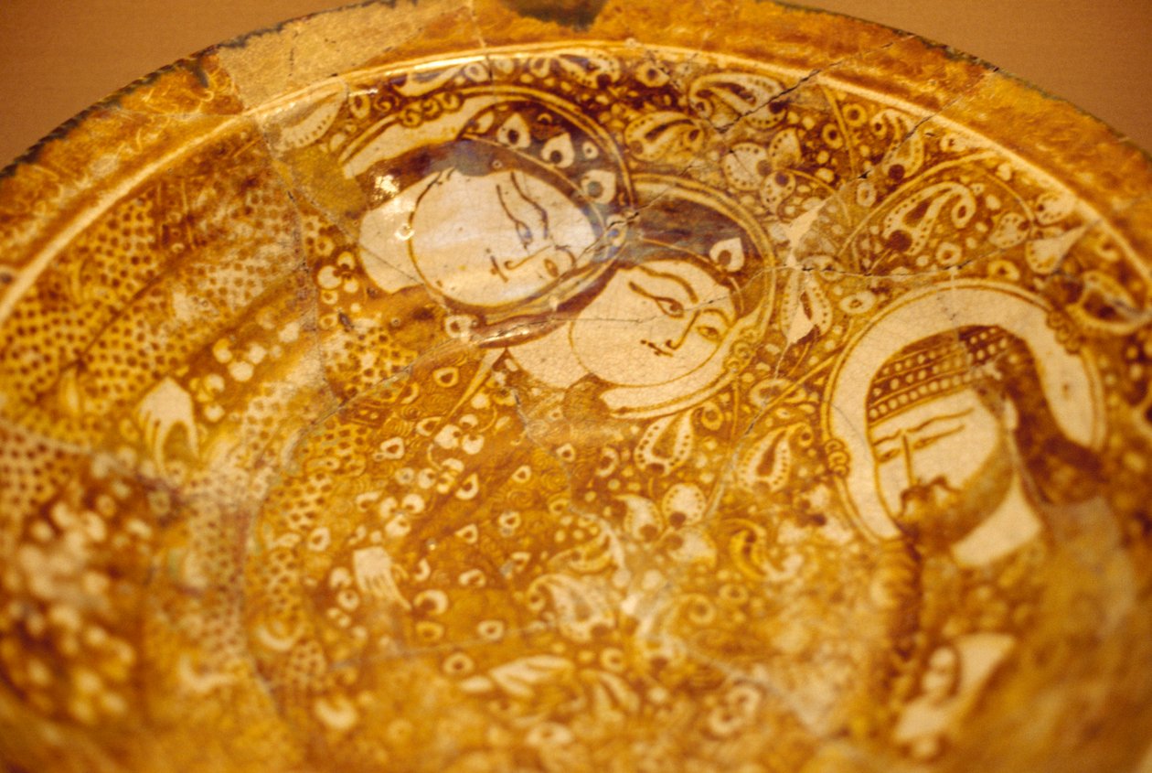 Plate Decorated with Male and Female Faces, from Kashan, Iran by Unbekannt Unbekannt