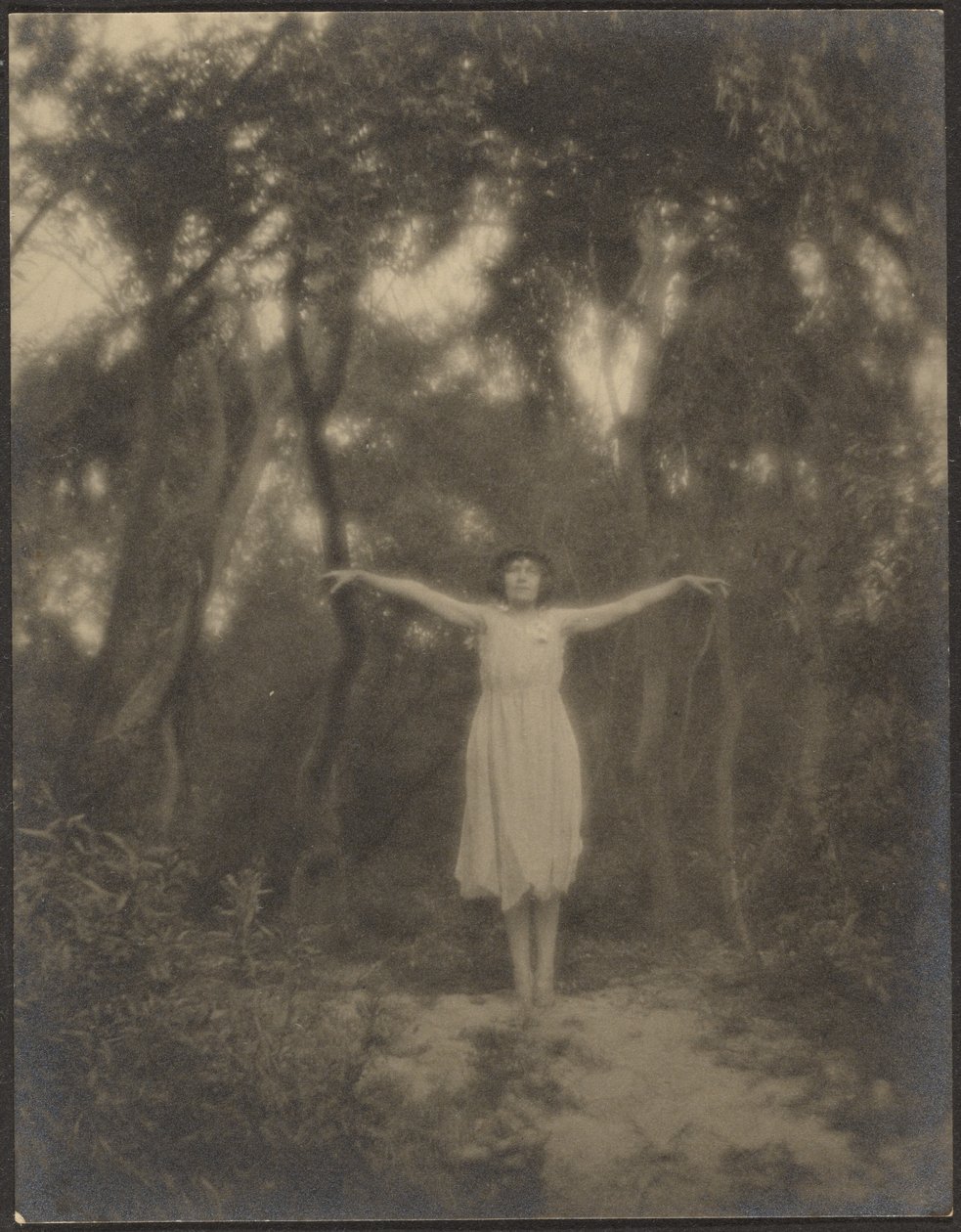 [Dancer in Garden] by Louis Fleckenstein