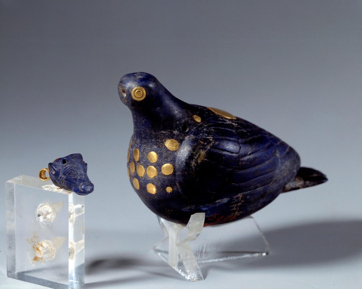 Eastern antiquity: dove in lapis lazuli and gold. From the Susa site. Medio-Elamite period (Iran). 1200 BC by Middle Elamite Period