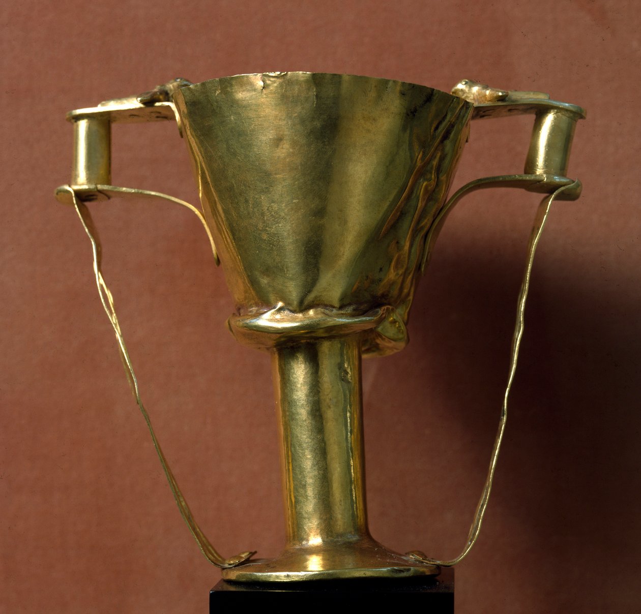 Mycenaean art has Minoan influences: chalice (or cup) in gold with double handle called cup of Nestor by Mycenaean