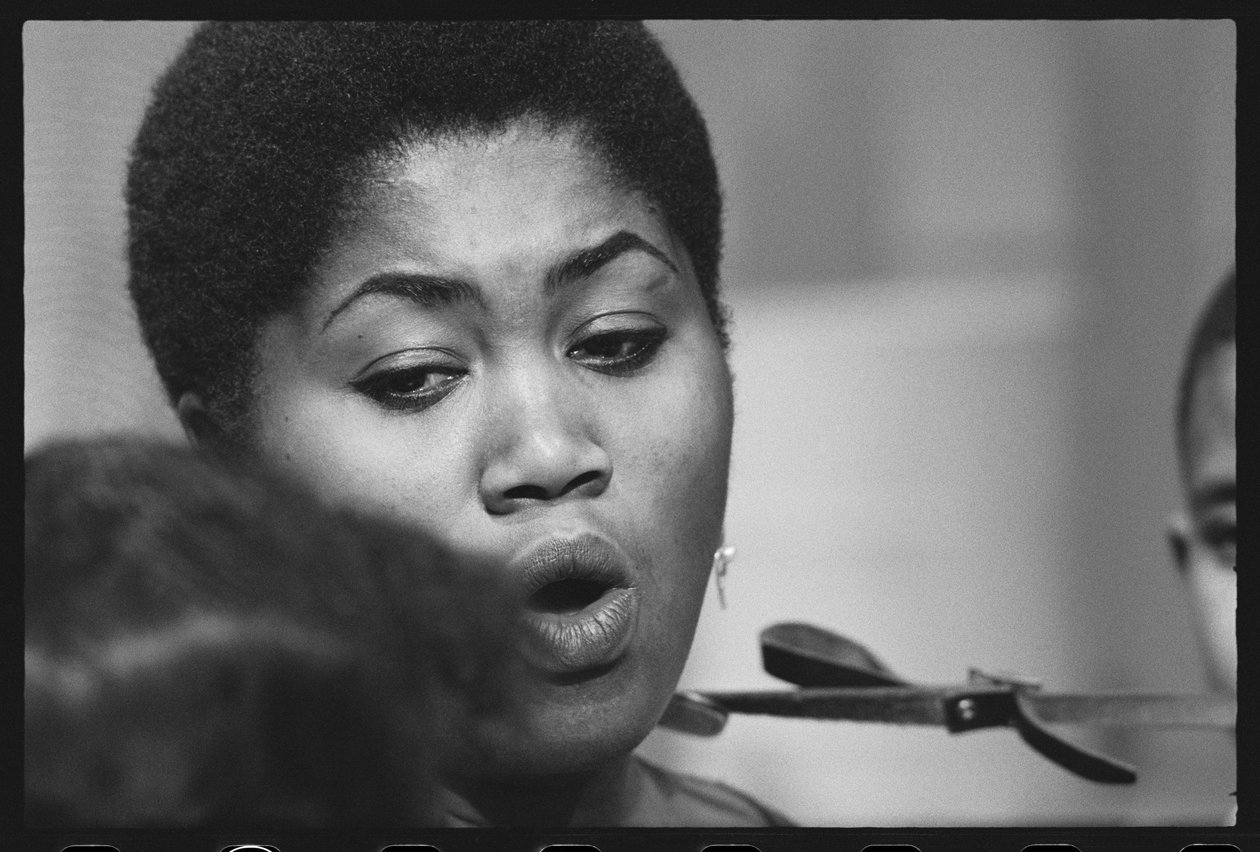 Odetta sings to children on set of a TV special by Orlando Suero