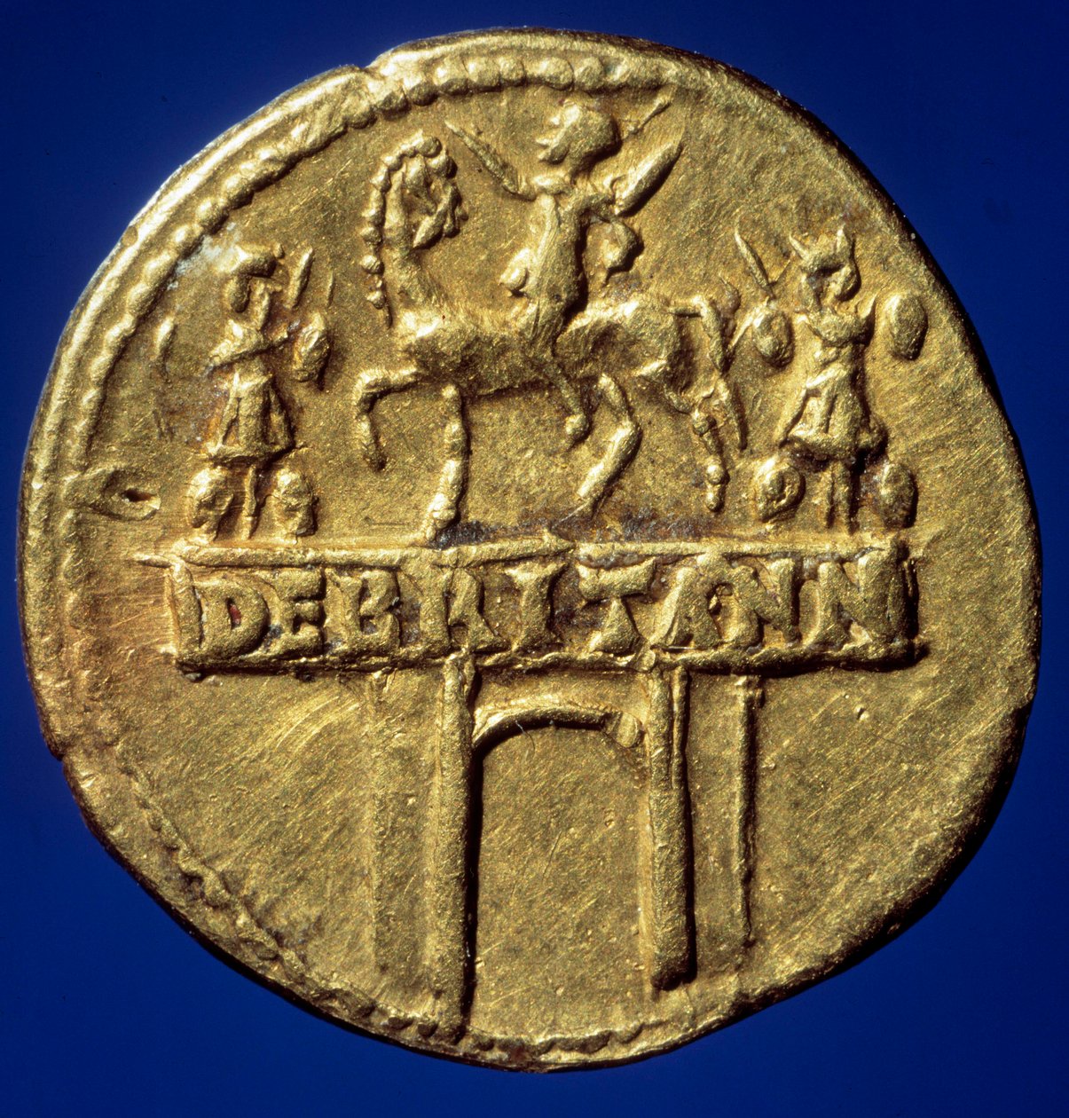 Golden coin arc representing the arch of triumph of emperor Claude I (10-54) (Tiberius Claudius Nero Drusus or Germanicus) recalling his victories in Brittany by Roman