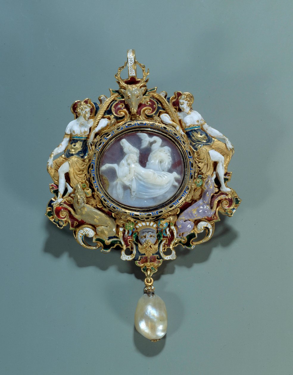 Jewellery: Pendant Enamel on Gold Round with a Cameo by Spanish School