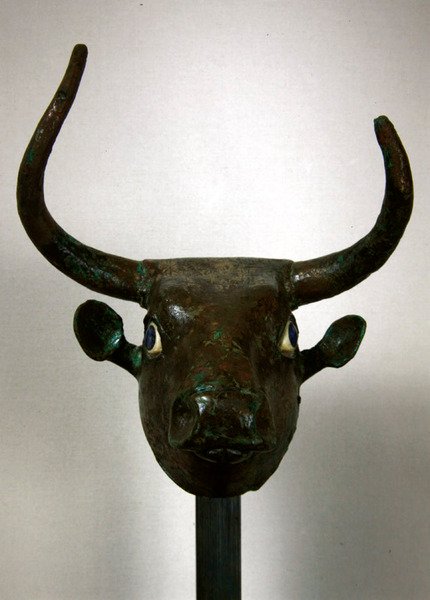 Head of a bull, with Royal Sumerian inscription, mount for a piece of ...