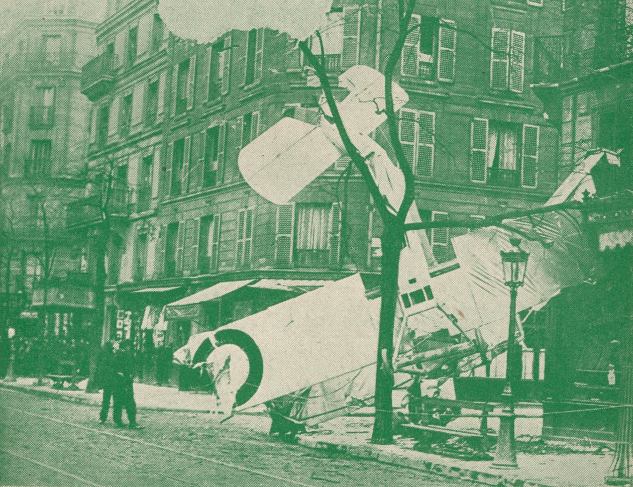 A French Aeroplane Descends in a Paris Street, c. 1917 by Unbekannt