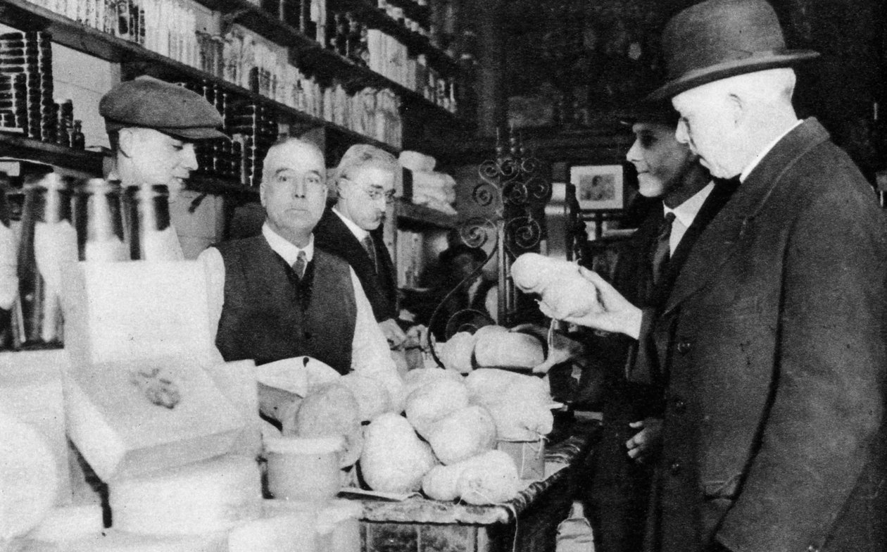 A customer inspects a haggis, London by Unbekannt