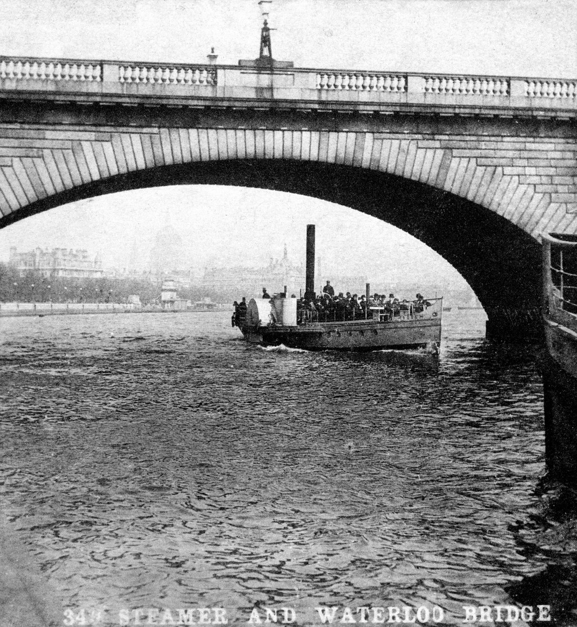 A steamer passing underneath Waterloo Bridge, London by Unbekannt