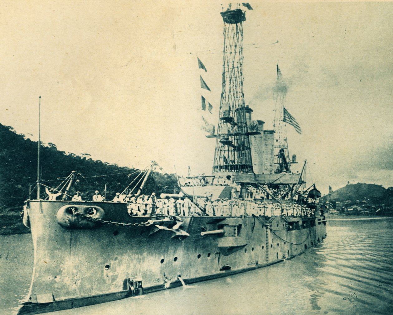 American Battleship Missouri making the passage through the Panama Canal by Unbekannt