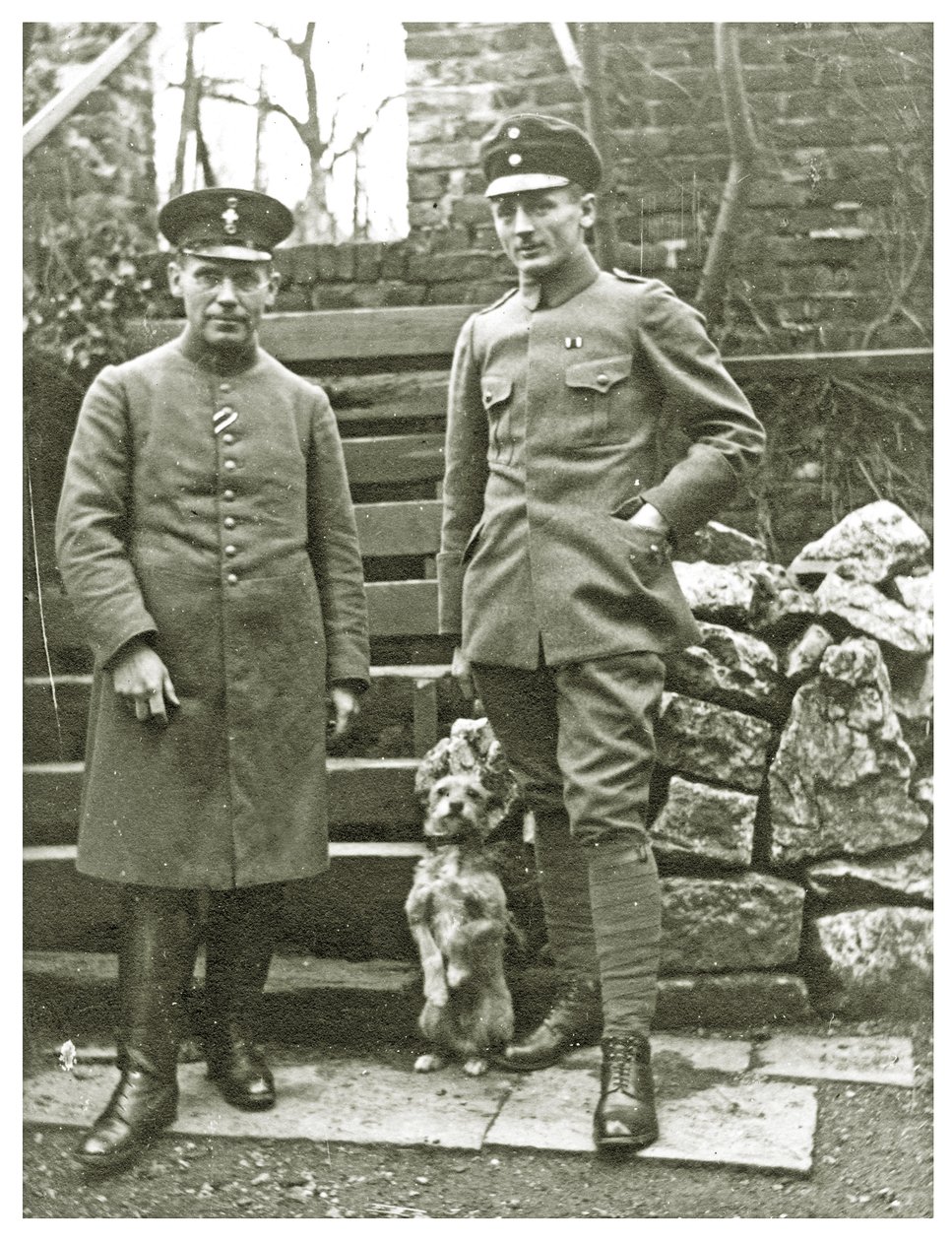 Austrian or Italian soldiers with a dog, February 1918 by Unbekannt
