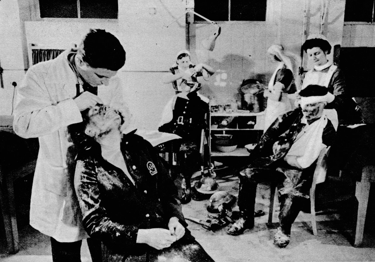 Behind The Lines Were Many Workers. With the Blitz Still at Its Height, Casualties Are Attended To by Unbekannt