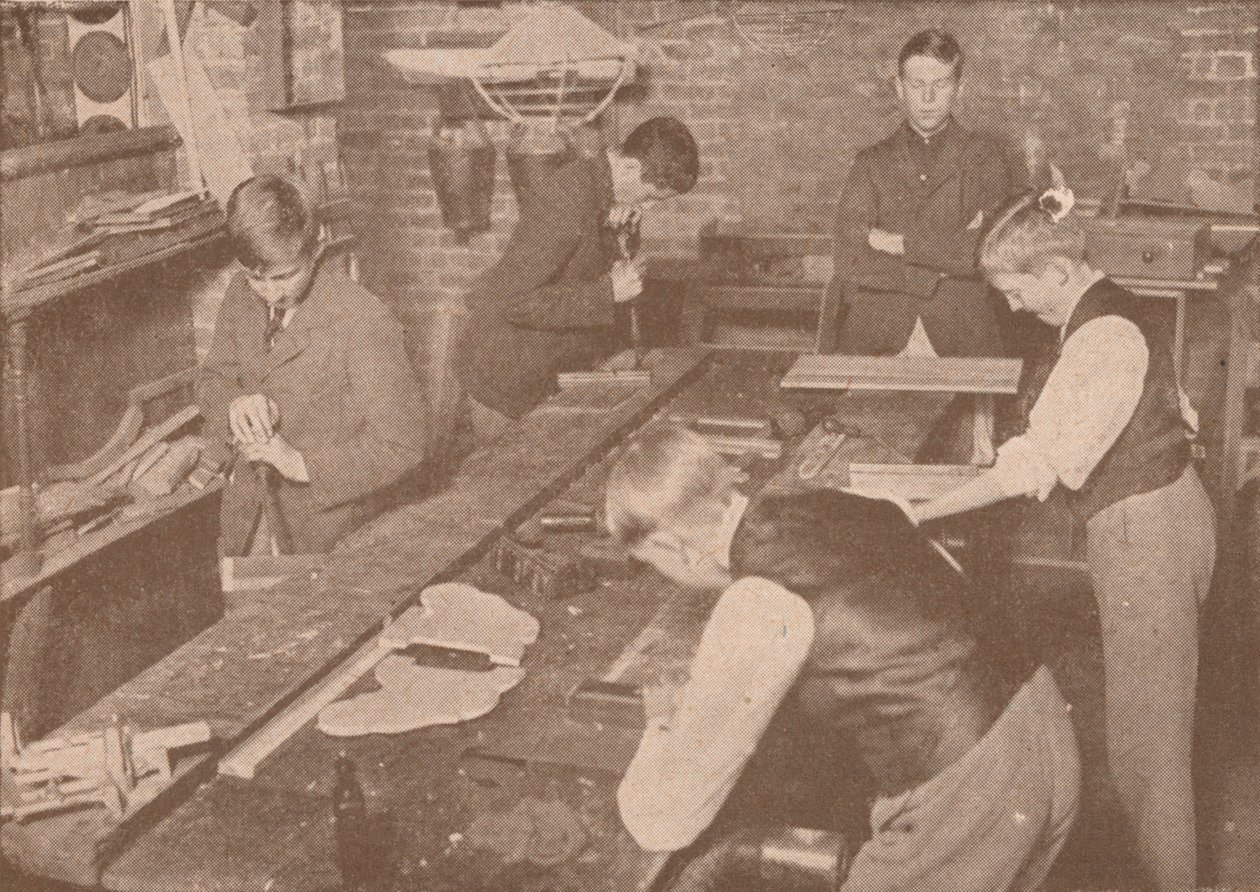Boys of Harrow School making splints, crutches and other articles for the wounded, c1916 by Unbekannt