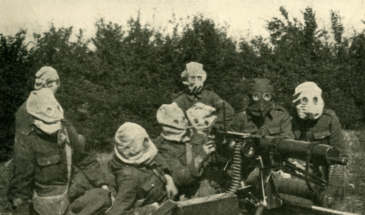 British Machine-gun Section wearing anti-gas masks, First World War by Unbekannt